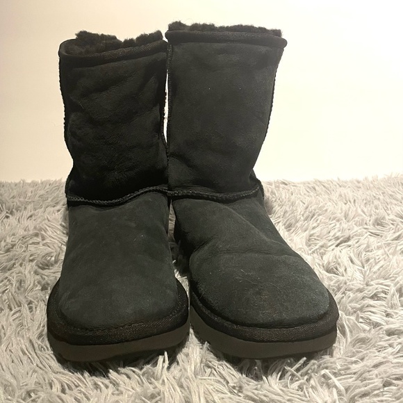 UGG: Women's Classic II Short Boots - Picture 2 of 7
